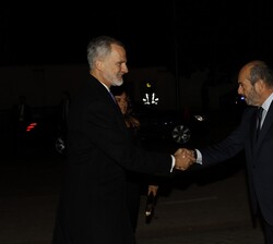 Sus Majestades los Reyes recibidos a su llegada por el presidente del Senado, Pedro Rollán