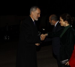 Sus Majestades los Reyes recibidos a su llegada por la presidenta de la Comunidad de Madrid, Isabel Díaz Ayuso