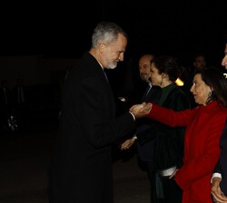 Sus Majestades los Reyes recibidos a su llegada por la ministra de Defensa, Margarita Robles