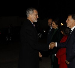 Sus Majestades los Reyes recibidos a su llegada por el presidente del Grupo Planeta, José Crehueras