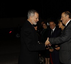 Sus Majestades los Reyes recibidos a su llegada por el presidente de “La Razón”, Mauricio Casals