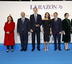 Sus Majestades los Reyes con las autoridades asistentes a acto del vigésimo quinto aniversario de “La Razón”