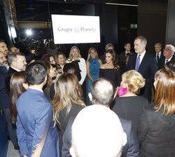 Sus Majestades los Reyes conversan con el equipo de redacción