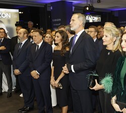 Sus Majestades los Reyes durante la proyección del video conmemorando el vigésimo quinto aniversario de “La Razón”