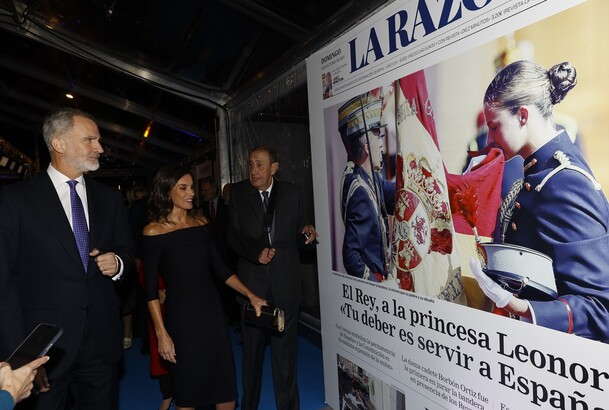 Sus Majestades los Reyes durante su acceso a la sede del diario “La Razón”