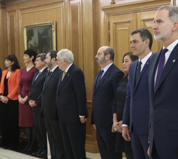 Su Majestad el Rey momentos antes de dar comienzo la promesa de los ministros del nuevo Gobierno