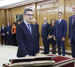 Su Majestad el Rey durante la promesa del ministro de la Presidencia, Justicia y Relaciones con las Cortes, Félix Bolaños García