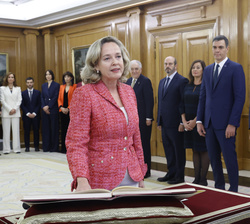 Su Majestad el Rey durante la promesa de la vicepresidenta primera del Gobierno y ministra de Economía, Comercio y Empresa, Nadia María Calviño Santam