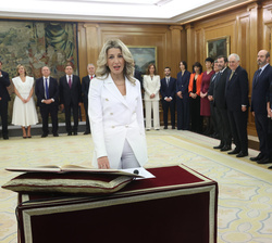 Su Majestad el Rey durante la promesa de la vicepresidenta segunda y ministra de Trabajo y Economía Social, Yolanda Díaz Pérez