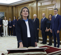 Su Majestad el Rey durante la promesa de la vicepresidenta tercera y ministra para la Transición Ecológica y el Reto Demográfico, Teresa Ribera Rodríg