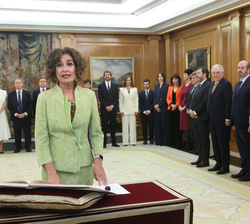Su Majestad el Rey durante la promesa de la vicepresidenta cuarta y ministra de Hacienda y Función Pública, María Jesús Montero Cuadrado