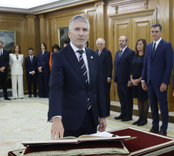 Su Majestad el Rey durante la promesa del ministro del Interior, Fernando Grande-Marlaska Gómez