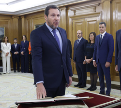 Su Majestad el Rey durante la promesa del ministro de Transportes y Movilidad sostenible, Óscar Puente Santiago