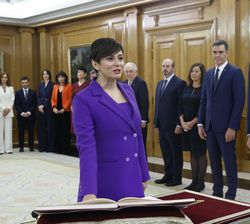 Su Majestad el Rey durante la promesa de la ministra de Vivienda y Agenda Urbana, Isabel Rodríguez García
