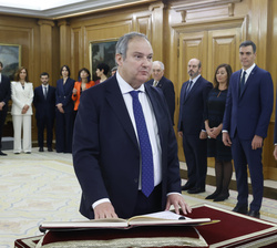 Su Majestad el Rey durante la promesa del ministro de Industria y Turismo, Jordi Hereu y Boher