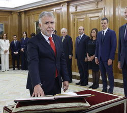 Su Majestad el Rey durante la promesa del ministro de Política Territorial y Memoria Democrática, Ángel Víctor Torres Pérez