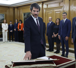 Su Majestad el Rey durante la promesa del ministro de Cultura, Ernest Urtasun Domenech