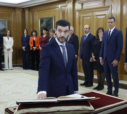 Su Majestad el Rey durante la promesa del ministro de Derechos Sociales, Consumo y Agenda 2030, Pablo Bustinduy Amador