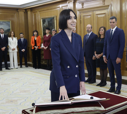 Su Majestad el Rey durante la promesa de la ministra de Ciencia, Innovación y Universidades, Diana Morant Ripoll 