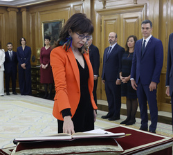 Su Majestad el Rey durante la promesa de la ministra de Igualdad, Ana Redondo García