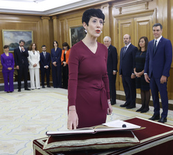 Su Majestad el Rey durante la promesa de la ministra de Inclusión, Seguridad Social y Migraciones, Elma Saiz Delgado