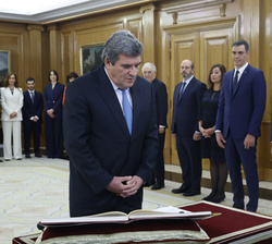 Su Majestad el Rey durante la promesa del ministro de Transformación Digital, José Luis Escrivá Belmonte 