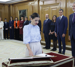 Su Majestad el Rey durante la promesa de la ministra de Juventud e Infancia, Sira Abed Rego
