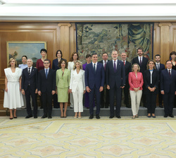 Fotografía de grupo de Su Majestad el Rey con los ministros del nuevo Gobierno