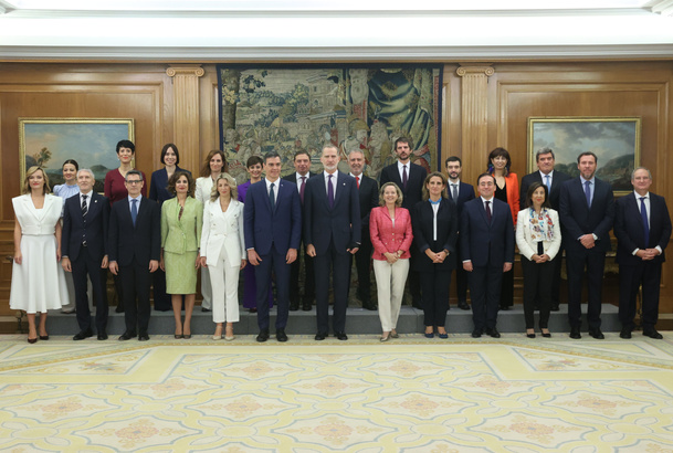 Fotografía de grupo de Su Majestad el Rey con los ministros del nuevo Gobierno