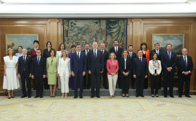 Fotografía de grupo de Su Majestad el Rey con los ministros del nuevo Gobierno