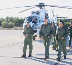 Su Majestad el Rey acompañado por el jefe de Estado Mayor del Ejército del Aire y del Espacio y por el coronel jefe de la Base Aérea de Albacete y cor