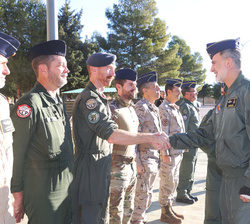 Su Majestad el Rey recibe el saludo de los senior de paises extranjeros participantes en el Tactical Leadership Programme  