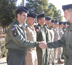 Su Majestad el Rey recibe el saludo de los senior de paises extranjeros participantes en el Tactical Leadership Programme  