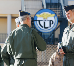 Su Majestad el Rey conversa con el jefe de Estado Mayor del Ejército del Aire y del Espacio y con el coronel jefe de la Base Aérea de Albacete y coron
