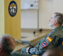 Su Majestad el Rey en primera fila de asientos durante la reunión sobre la misión del día