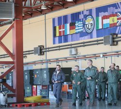 Su Majestad el Rey recorre el hangar del Tactical Leadership Programme