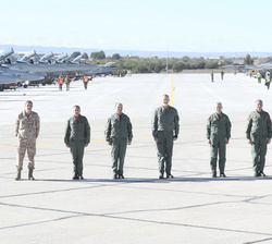 Fotografía de grupo en la línea de aviones