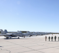 Fotografía de grupo en la línea de aviones