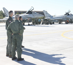 Don Felipe acompañado por el jefe de Estado Mayor del Ejército del Aire y del Espacio y el coronel jefe de la Base Aérea de Albacete y coronel jefe de