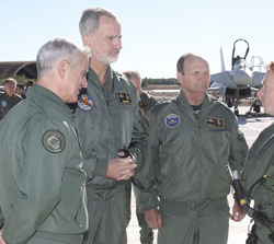 Su Majestad el Rey acompañado por el jefe de Estado Mayor del Ejército del Aire y del Espacio y el coronel jefe de la Base Aérea de Albacete y coronel