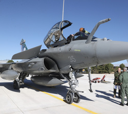 Su Majestad el Rey observa uno de los aviones que participa en el Tactical Leadership Programme 