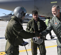 Su Majestad el Rey saluda a unos de los pilotos que participa en el Tactical Leadership Programme 
