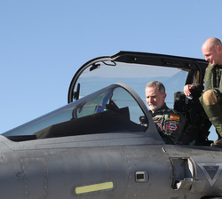 Su Majestad el Rey en la cabina de uno de los aviones que participa en el Tactical Leadership Programme 