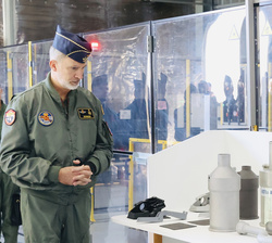 Su Majestad el Rey en la Maestranza Aérea de Albacete observa unas piezas de avión fabricadas con impresión en 3D