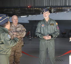 Su Majestad el Rey conversa con un operario de la Maestranza Aérea de Albacete que realiza una inspección con HoloLenes