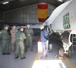 Su Majestad el Rey conversa con un operario de la Maestranza Aérea de Albacete que realiza una inspección con HoloLenes