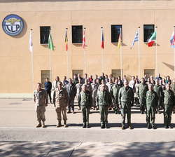 Fotografía de grupo de Su Majestad el Rey con el personal del Tactical Leadership Programme