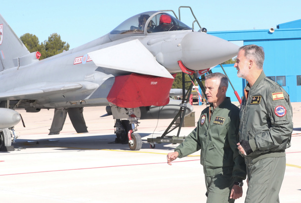 Su Majestad el Rey acompañado por el coronel jefe de la Base Aérea de Albacete y coronel jefe del Ala, recorre la línea de vuelo