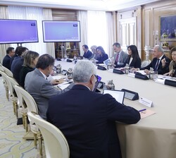 Sus Majestades los Reyes durante la reunión de la Comisión Delegada de la Fundación Princesa de Girona
