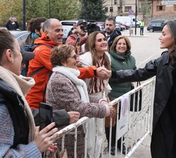 Saludo de Doña Letizia con los vecinos que le esperaban a su llegada